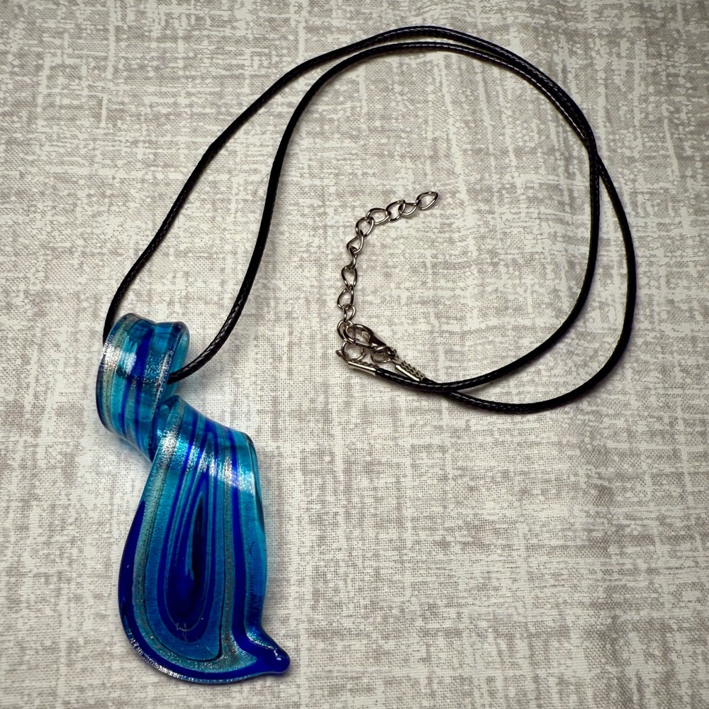 NWT Handmade Lampwork Glass Pendant Necklace: Swirled Blue Ribbon Design 🌊